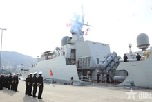 Des officiers et des marins de la base navale de Kure participent à la cérémonie de dire au revoir au navire 015-Tran Hung Dao. Photo : https://www.qdnd.vn