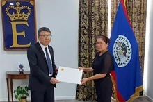 L’ambassadeur du Vietnam au Mexique concomitamment au Belize, Nguyen Van Hai (à gauche), présente ses lettres de créance à la gouverneure générale du Belize, Dame Froyla Tzalam, 14 juillet. Photo : VNA.