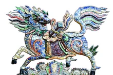 Le paravent à motif de dragon et de cheval de la maison communale du village de Kim Long a été créé par des artisans de Hué à l'aide de techniques d'incrustation de céramique.