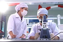 Recherche scientifique au laboratoire de l'usine pharmaceutique de haute technologie CVI Pharma (parc de haute technologie Hoa Lac). Photo : VNA.