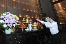 En déplacement à Ho Chi Minh-Ville le 3 mars, le président de l’Assemblée nationale Tran Thanh Man est allée déposer des gerbes de fleurs et de l'encens au Temple dédié aux Morts pour la Patrie de Ben Duoc.