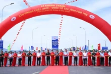Le Premier ministre Pham Minh Chinh et les délégués ont coupé le ruban pour inaugurer le nouveau pont Phong Chau sur la Route Nationale 32C. Photo: NDEL