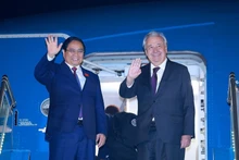 Le Premier ministre vietnamien Pham Minh Chinh (gauche) et le secrétaire général de l'ONU, António Guterres, quittent Hanoï pour la Malaisie. Photo : VNA.
