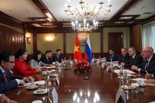 Madame Ngo Phuong Ly, épouse du secrétaire général du Parti communiste du Vietnam, To Lam, rencontre le vice-Premier ministre russe Dmitry Chernyshenko. Photo : VNA.