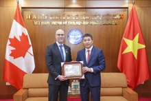 Phan Anh Son (à droite), président de l'Union des Organisations d'Amitié du Vietnam, remet l’insigne « Pour la paix et l'amitié entre les peuples » à l'ambassadeur du Canada au Vietnam, Shawn Steil pour ses contributions. Photo: vufo