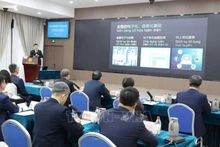 La délégation vietnamienne visite le modèle de tribunal intelligent (utilisant l'IA pour soutenir les procès) au Tribunal populaire intermédiairede Shenzhen, province du Guangdong (Chine). Photo : VNA.