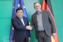 Le vice-Premier ministre Nguyen Chi Dung (gauche) et le vice-président du Bundestag allemand, Bodo Ramelow. Photo : VNA.