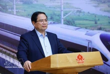 Le Premier ministre Pham Minh Chinh, président du Comité de pilotage des ouvrages majeurs et projets nationaux dans le secteur ferroviaire, s'exprime lors de la réunion. Photo : VNA.