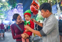 Une famille a emmené ses jeunes enfants célébrer Noël à la Cathédrale Saint-Joseph. Photo : NDELPhoto: NDEL
