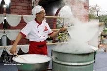 Le festival offre un espace d’échanges et de rencontres entre artisans, entreprises, chercheurs et passionnés de gastronomie, au Vietnam comme à l’étranger. Photo : VNA