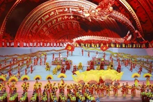 Un programme artistique spécial intitulé « Sous la glorieuse bannière du Parti » a eu lieu à Hanoï. Photo: VNA
