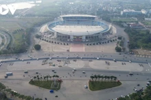 Une série d'équipements techniques spécialisés destinés au tir de feux d'artifice a été rassemblée sur la rue Le Duc Tho (jouxtant le stade de My Dinh, dans le quartier de Tu Liem, Hanoï). Photo : VOV