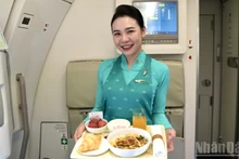Le litchi « trứng » (litchi « œuf »), produit agricole d'excellence de Hung Yen, à bord de vols Vietnam Airlines. Photo: NDEL