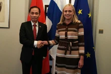 Le ministre par intérim des Affaires étrangères du Vietnam, Lê Hoài Trung (à gauche), et la ministre finlandaise des Affaires étrangères, Elina Valtonen. Photo: VNA