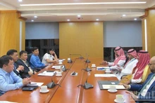 Le vice-ministre de la Construction, Nguyen Xuan Sang, reçoit Musa bin Ahmed Al-Barqi, vice-ministre des Transports et des Services logistiques de l'Arabie Saoudite. Photo: NDEL