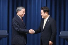 Le secrétaire général du Parti communiste du Vietnam (PCV) To Lam (gauche) et le président sud-coréen Lee Jae Myung. Photo : VNA.