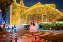 À l’approche de Noël, la Cathédrale Notre-Dame est devenue le point central au cœur de cette ville, revêtant un aspect éblouissant.