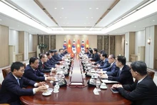 Lors de l'entretien entre le secrétaire général du Parti To Lam (gauche) et le président sud-coréen Lee Jae Myung. Photo : VNA.