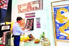 Les produits en brocart créés à partir de la technique de tissage « Tam Huc Man » dé Thais du village de Hoa Tien (Nghe An), que l'on croyait éteinte, sont largement diffusés grâce au soutien du British Council. Photo: NDEL