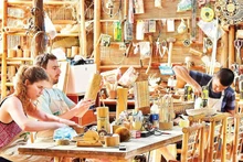 Des touristes fabriquent leurs propres souvenirs en bambou dans un atelier d'artisanat à Da Nang. Photo : nhandan.vn