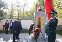 Le secrétaire général Tô Lâm rend hommage au Président Hô Chi Minh devant son buste dans l'enceinte de l'ambassade. Photo : VNA.