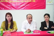 Nguyen Trung Kien, chef du Comité d'État chargé des Vietnamiens résidant à l'étranger, travaille avec les responsables de l'École de langue vietnamienne Cay Tre. Photo : baoquocte