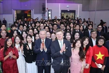 Le secrétaire général To Lam, le président de l'Université Aalto, Ilkka Niemela, avec des étudiants vietnamiens étudiant en Finlande. Photo : VNA.