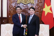 Le président Luong Cuong (à droite) serre la main de l’ambassadeur du Japon au Vietnam, Ito Naoki, à Hanoi, le 6 juin. Photo : VNA.