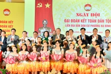 Le secrétaire général To Lam, le président de l'Assemblée nationale Tran Thanh Man, et le Permanent du Secrétariat Tran Cam Tu participent à la Journée de la Grande union nationale au quartier de Ba Dinh, à Hanoï. Photo : DUY LINH