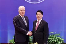 Le président Luong Cuong (à droite) et le procureur général de la Fédération de Russie, Alexander Gutsan, à Hanoi, le 25 octobre. Photo : VNA.