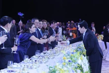 Le président de la République Luong Cuong (droite) et les délédués internationaux. Photo : VNA.