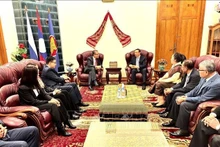 L’ambassadeur du Vietnam en Russie, Dang Minh Khôi (à gauche, au centre) fécilite l’ambassadeur du Laos en Russie, Siphandone Oybuabuddy pour le 50e anniversaire de la Fête nationale du Laos. Photo : VNA