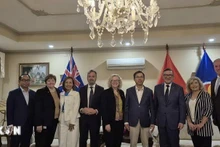 L'ambassadeur du Vietnam en Australie, Pham Hùng Tâm (4e de droite à gauche), la vice-présidente de la Chambre des représentants, Sharon Claydon (5e de droite à gauche) et des membres du Groupe parlementaire d'amitié Australie-Vietnam. Photo : VNA.