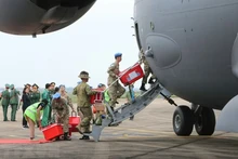 Le 19 novembre, les soldats de l'hôpital de campagne de l'armée vietnamienne ont quitté Hanoï à bord d’un Boeing C-17 Globemaster. L'hôpital de campagne de niveau 2, no 2, sera envoyé au Soudan du Sud en deux étapes, les 19 et 26 novembre, pour une mission de maintien de la paix au sein de la mission des Nations Unies (ONU). Photo: anninhthudo.vn