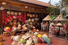 Un espace rempli de chapeaux coniques – des plus rustiques et originaux aux plus éclatants et colorés – évoquant l'âme de l'artisanat traditionnel vietnamien. Photo : Ngoc Mai.