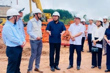 Le 27 septembre, le secrétaire du Comité provincial du Parti de Dien Bien, Tran Quoc Cuong, a inspecté l'avancement du projet d'école inter-niveaux de Si Pa Phin. Photo : Si Pa Phin