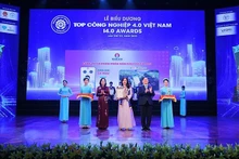 Des entreprises technologiques sont récompensées lors de la quatrième cérémonie des Vietnam Industry 4.0 Top Awards. Photo : nhandan.vn