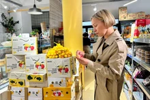 Des produits agricoles vietnamiens vendus dans un supermarché en France. Photo: VNA