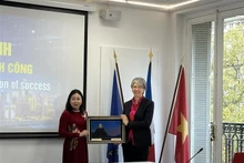 Dinh Thi Lua, vice-secrétaire permanente du Comité provincial du Parti de Ninh Binh (gauche), et Géraldine Lemblé, directrice générale adjointe du MEDEF. Photo: VNA
