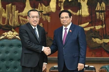 Le Premier ministre Pham Minh Chinh reçoit le ministre laotien du Travail et de la Protection sociale, Phosay Sayasone. Photo: NDEL