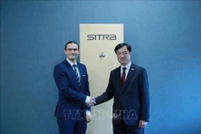 Nguyen Duy Ngoc (à droite), membre du Politburo, président de la Commission de contrôle du du Comité central du Parti lors de sa visite du Fonds finlandais pour l’innovation SITRA. Photo : VNA
