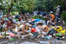 Selon Tran Minh Hoang, directeur de la Société par actions de l'environnement et de l'urbanisme de Phu Yen, immédiatement après le retrait des eaux, 400 ouvriers de son établissement ont travaillé sans relâche, parvenant à dégager en grande partie 6 000 tonnes de boue et 1 500 tonnes de déchets volumineux. Photo : NDEL