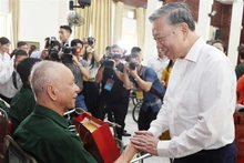 Le leader du PCV To Lam se rend au Centre de soins pour invalides de guerre de Thuan Thanh. Photo : VNA.