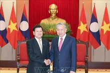 Le secrétaire général du Parti communiste du Vietnam (PCV), To Lam (à droite), et le secrétaire général du Parti populaire révolutionnaire du Laos (PPRL) et président du Laos, Thongloun Sisoulith. Photo : VNA.
