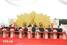 Inauguration du monument « Solidarité et Alliance de combat Vietnam-Laos » à Champassak. Photo: VNA