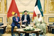 Le Premier ministre Pham Minh Chinh (à gauche) et l’Émir de l’État du Koweït, Cheikh Mechaal Al-Ahmad Al-Jaber Al-Sabah. Photo : VNA.
