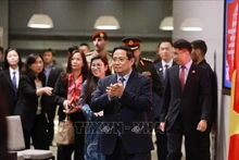 Le Premier ministre Pham Minh Chinh et son épouse rencontrent les cadres et employés des représentations vietnamiennes ainsi que des membres de la communauté vietnamienne dans ce pays. Photo : VNA.