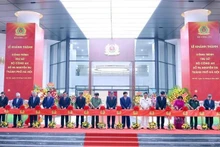 Le secrétaire général du PCV To Lam, le ministre de la Sécurité publique Luong Tam Quang et les dirigeants présents coupent le ruban inaugural. Photo : VNA.