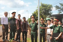 Les responsables du Corps d'Armée 15 et les représentants des autorités locales ont inspecté la qualité du projet « L'éclat du village ». Photo : baodantoc.vn