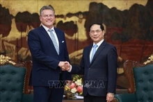 Le vice-Premier ministre Bui Thanh Son (droite) et Maros Sefcovic, commissaire européen au Commerce et à la Sécurité économique de l’Union européenne. Photo : VNA.